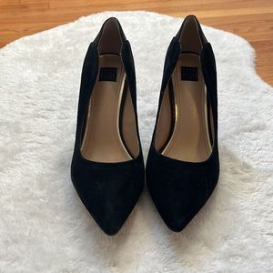 White House Black Market Sz 9.5 alligator and suede heels